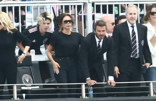 贝克汉姆|贝克汉姆一家出行被拍!10岁女儿比妈妈还壮,大儿子女友颜值超高