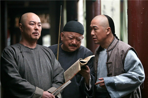 和珅|和珅自尽前，拿出乾隆赐的“免死金牌”，发现上面只写了这三个字