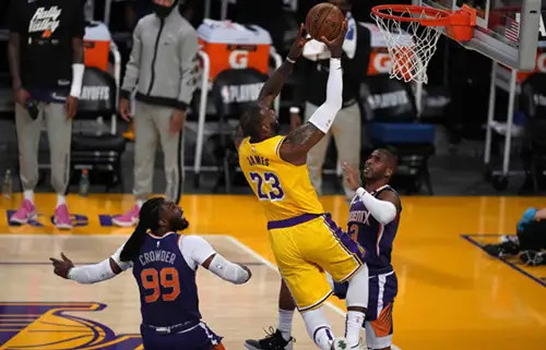 湖人队|戴维斯伤退，詹姆斯被淘汰，队友吵着要离队，湖人一夜回到解放前