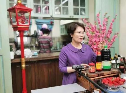 60岁阿姨一天直播14小时,做菜带货还“挽救”粉丝婚姻