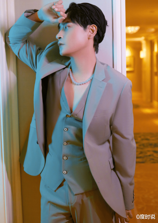 溜肩|陈志朋减肥后太任性！穿棉裤故意塞袜子里，却意外带火新时尚