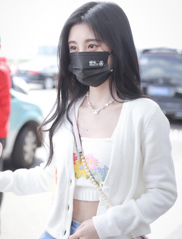 鞠婧祎|鞠婧祎越红越敢穿？挑战15CM抹胸衣，秀出身材无敌撩