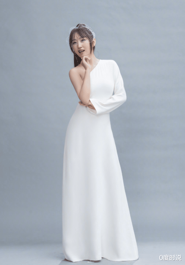 杨钰莹|杨钰莹哪像50岁的人？看到她衣服上的破洞效果，00后都不敢尝试