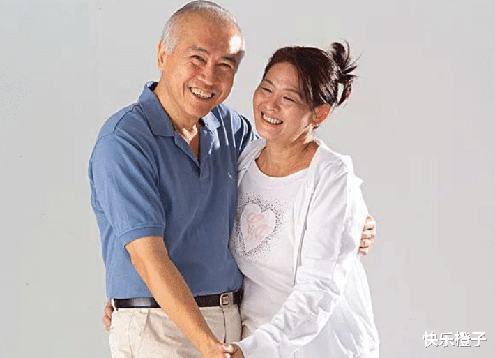 快乐橙子 59岁阿姨去旅游，不小心和男邻居发生关系，纠结要不要告诉老伴？