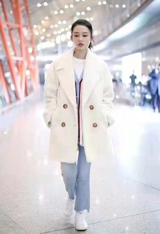 李沁|李沁羊毛大衣配牛仔裤，造型接地气暖意十足，值得借鉴