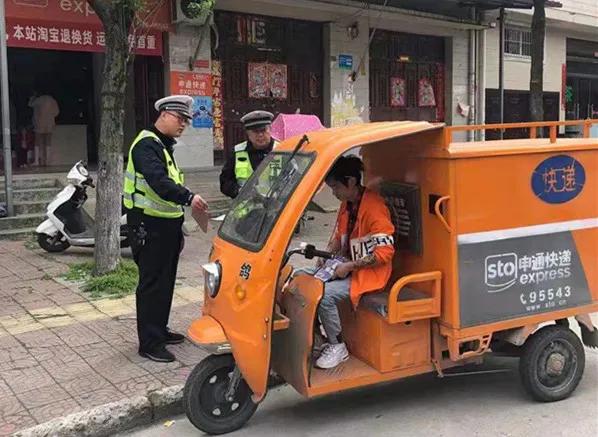 新报业传媒 商城交警持续走进外卖快递企业开展 “一盔一带”交通安全宣传