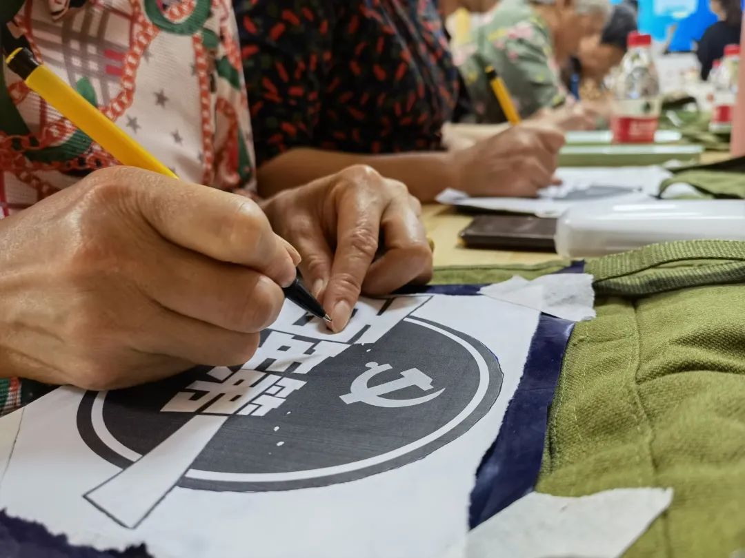 上海奉贤 不忘初心！奉浦居民手制红军包传承红军精神