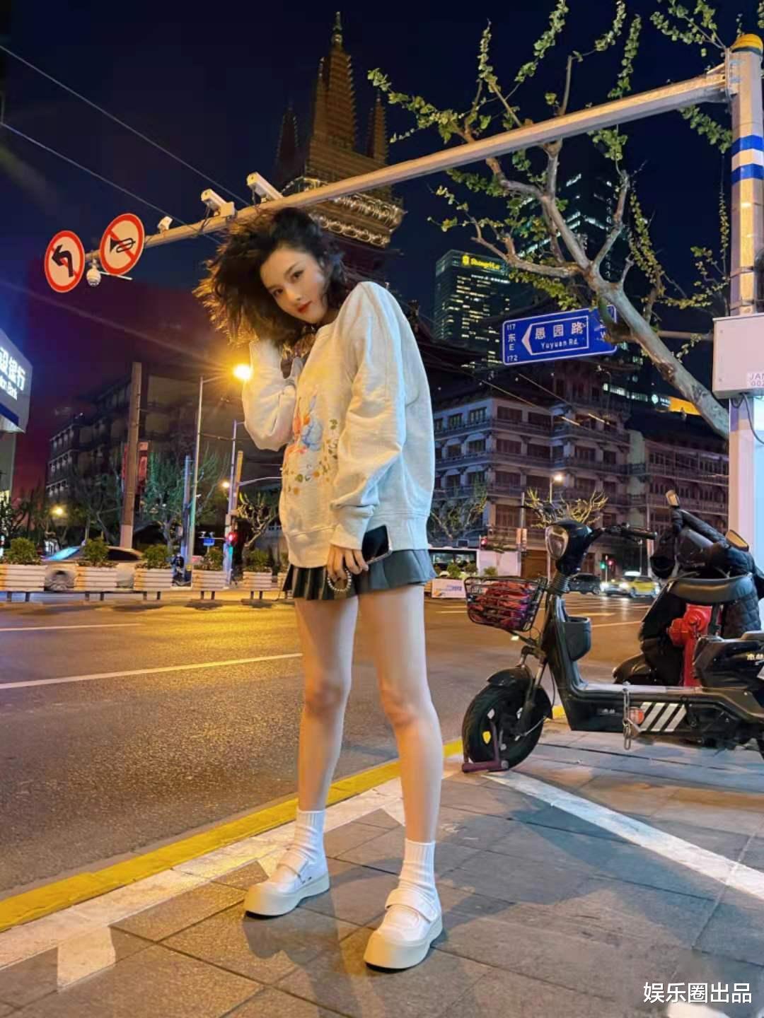 宋祖儿|宋祖儿玩街拍真招摇，穿百褶裙还敢蹲着拍照，评论区炸锅了