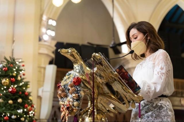 李嘉欣|豪门母子就是不一样！李嘉欣穿蕾丝裙变名媛，儿子没浪费美貌基因