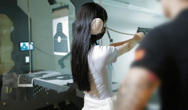 赵丽颖|赵丽颖独自过六一儿童节，体验射击很开心，疑似不能与儿子见面