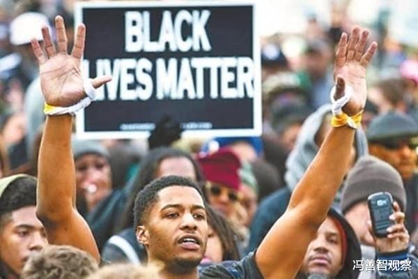 警察|黑人小伙在街头慢跑锻炼，被三名男子开枪打死：感觉他像个小偷