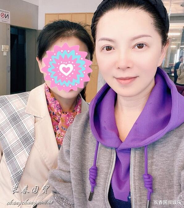 |湖南卫视主持人仇晓素颜近照曝光,52岁皮肤白皙气质优雅