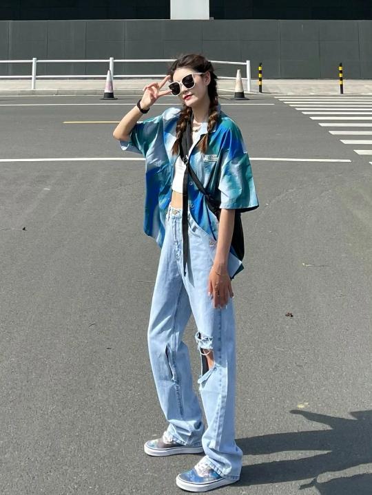 Blues蓝调时尚|很是流行的破腿裤，自带非主流的气息，简约百搭尽显时尚高级