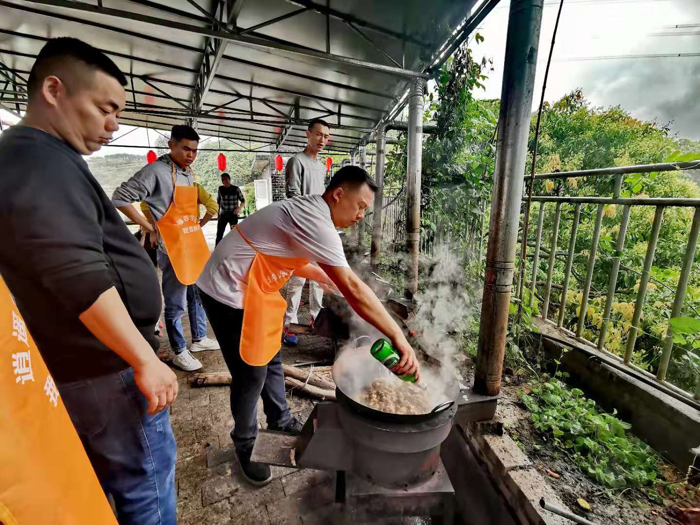 热辣时评 组团去东莞农家乐玩,做饭的全是男人,等吃的全是女人