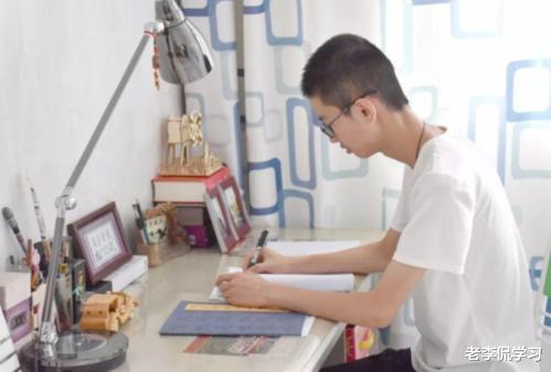 高考|高三学生手机“不离手”，家长担心不已，看见屏保后沉默了