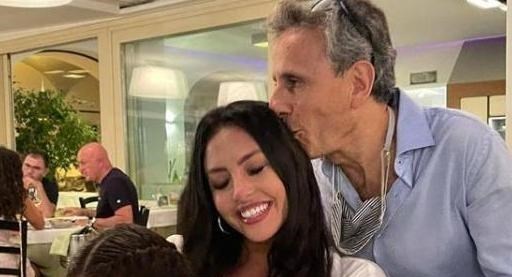 迪士尼|久违！瓦妮莎晒全家福，又逛迪士尼，大女儿扎脏辫，两小只可爱