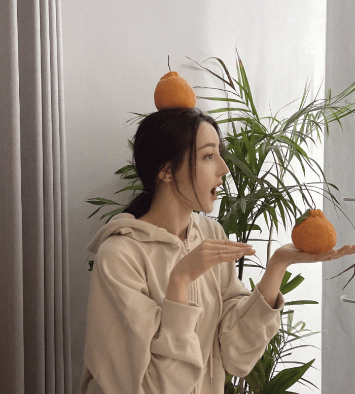 陈晓|迪丽热巴立冬晒自拍，对镜比耶好少女，穿宽松毛衣难挡纤细小蛮腰