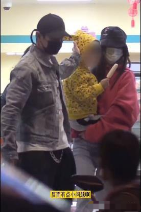 小海绵|baby带儿子出行，4岁小海绵独自推行李箱，母子俩机场狂奔太可爱