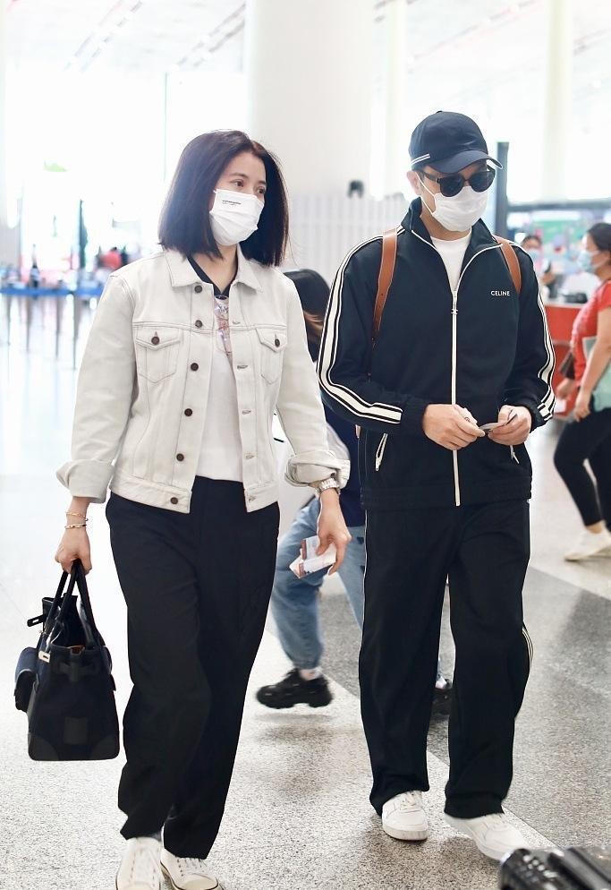 潮流搭配师甜甜|袁咏琳和张智霖私服也是情侣装，牵手宛如热恋情侣，看着真幸福