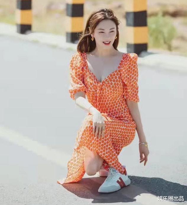 张雨绮|张雨绮在公路拍大片，穿低领装配白色球鞋，造型甜美少女味十足