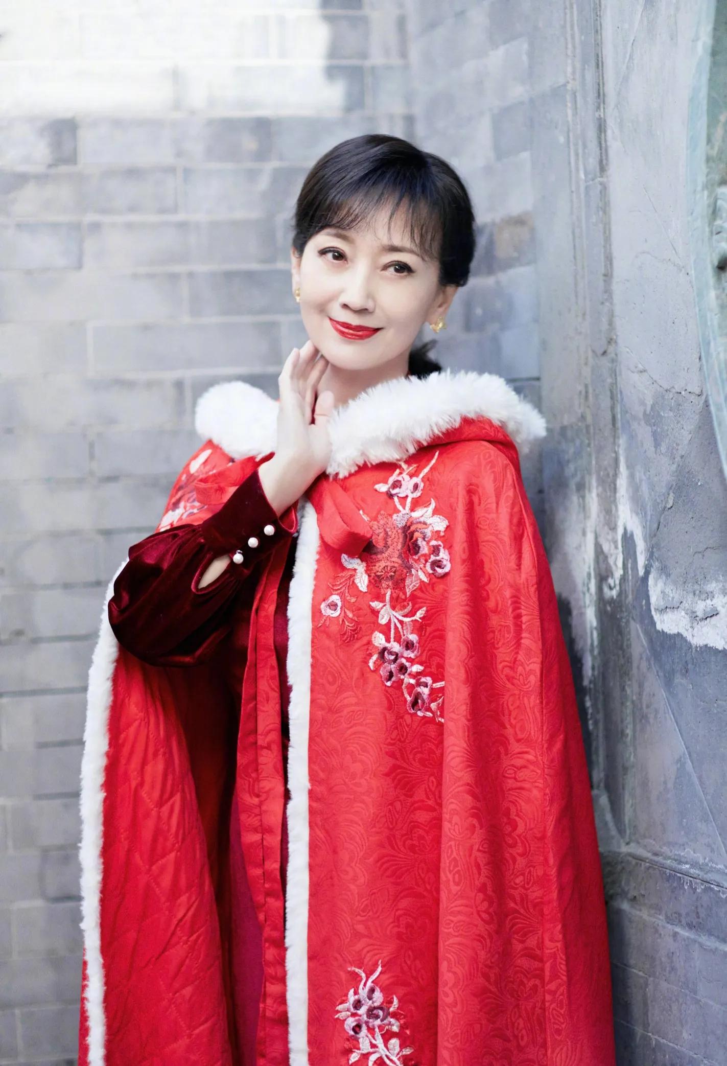 何炅|岁月不败美人，不老女神“白素贞”赵雅芝近况，艳丽依旧，端庄去初