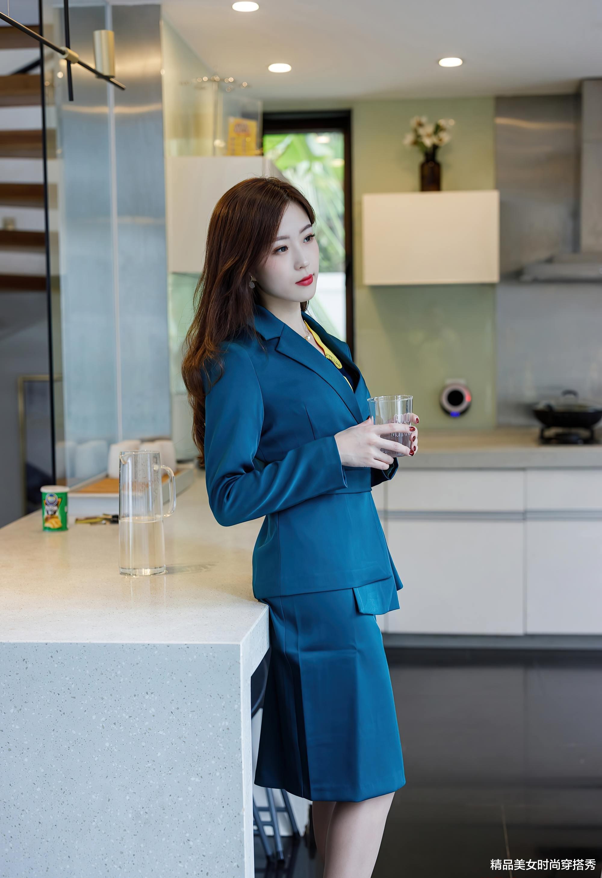 西装|身穿时尚西服套装,高级感十足,散发着职场白领范儿