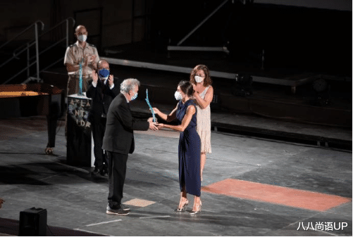 八八尚语UP|莱蒂齐亚出席电影节,堆堆领口连衣裙很出众,俩公主不在独自美丽