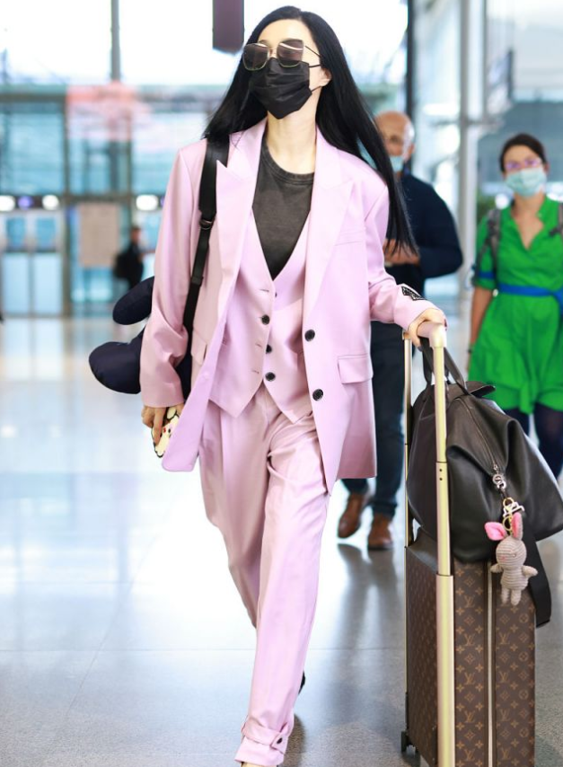 美人哒 范冰冰靠穿搭成功出圈，一身粉色西装有点飒爽有点甜，值得借鉴