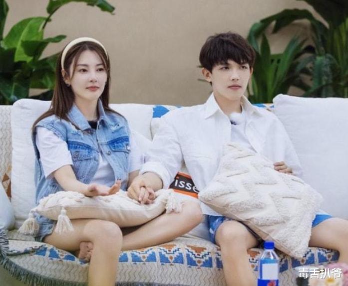 申敏儿|张雨绮恋情曝光后晒美照，室内喝咖啡超悠闲，对镜摆拍心情好！