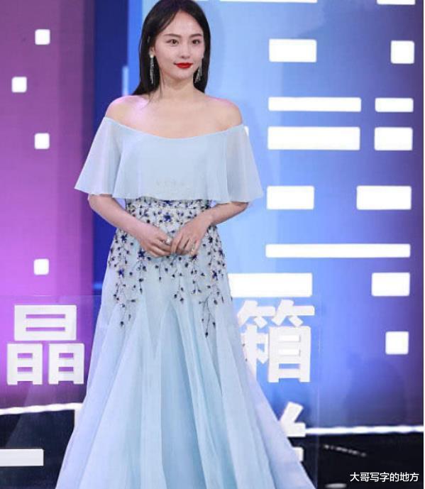 姐姐|张嘉倪穿大露背参加活动！裙子开叉秀一侧长腿，皮肤被冻红惹人怜