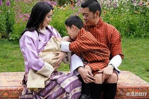 旺楚克|29岁佩玛王后出访日本，只有黄金发箍当王冠，用颜值身材撑场子