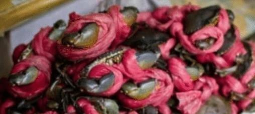 越南旅游 一女子越南旅游见螃蟹卖5元一斤，直接买两百块的，朋友却说：傻