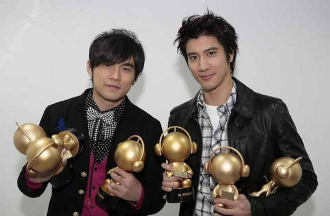 工装裤|梦回04！周杰伦唱我的地盘冲上热搜，或成“新四大天王”最后门面