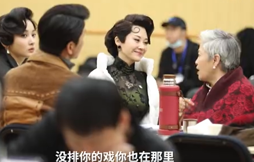 许晴|?52岁许晴晒减肥视频！穿紧身衣腰围十分纤细，躺地上身形凹凸有致