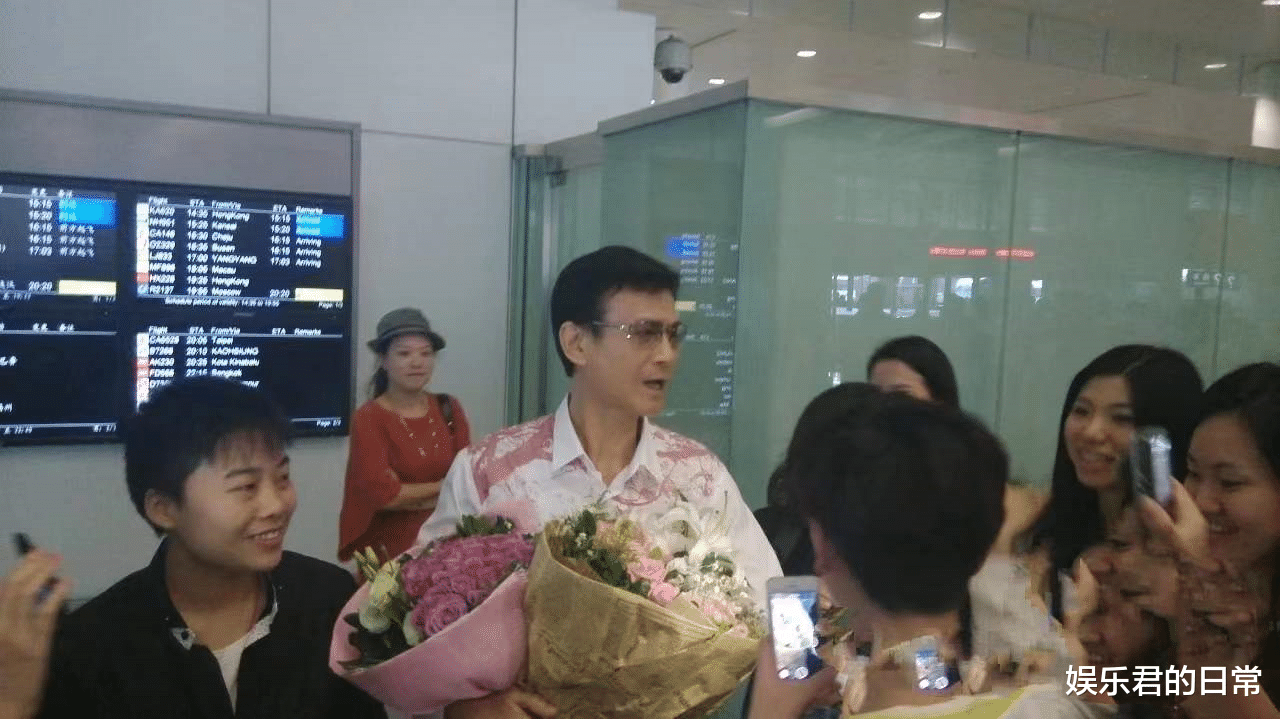 祖峰|74岁郑少秋现身机场,皮肤松弛青筋暴起,身旁众多女粉围绕显魅力