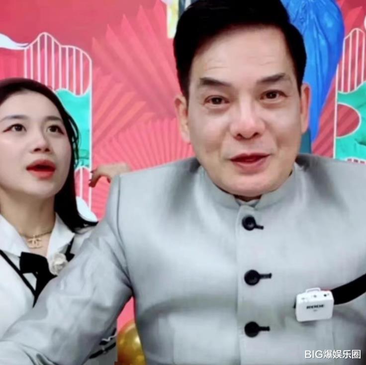 抗日剧|温兆伦戴美瞳直播没人看，网红冒充谢贤骗人，老戏骨直播艰难