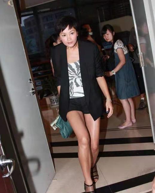 穿衣搭配|短发翟颖穿黑西装配“下衣失踪”，性感又迷人，不愧是顶级超模