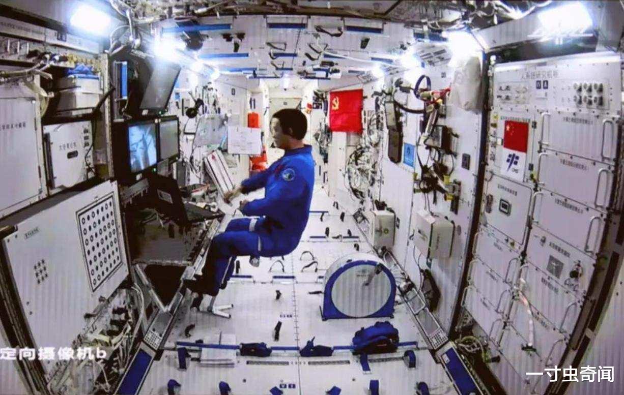 美国“龙”飞船厕所漏尿解决了?NASA:憋尿,少上厕所,穿纸尿裤