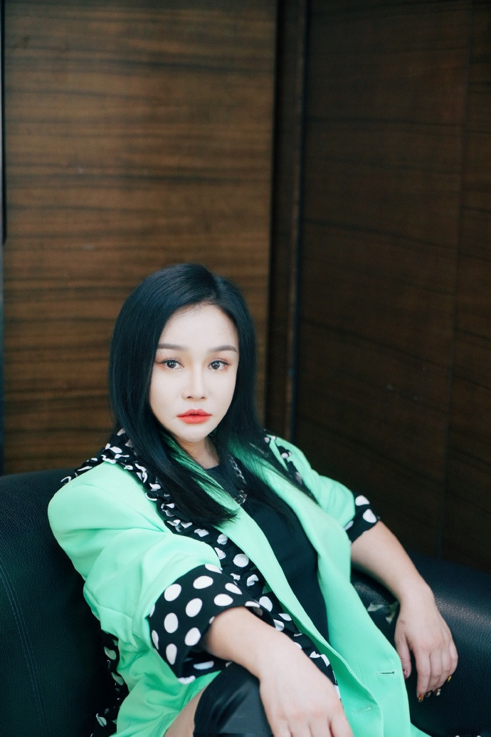 西装|冉莹颖晒开工照,穿西装脚踩10cm高跟真洋气,只看身段不像生过仨