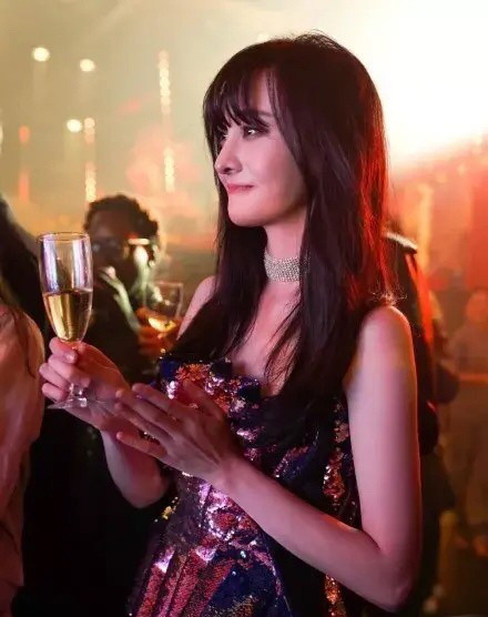 郑爽|郑爽遭张恒家暴和死亡威胁？昔日照片曝光：室内打伞挡脸疑遮伤痕