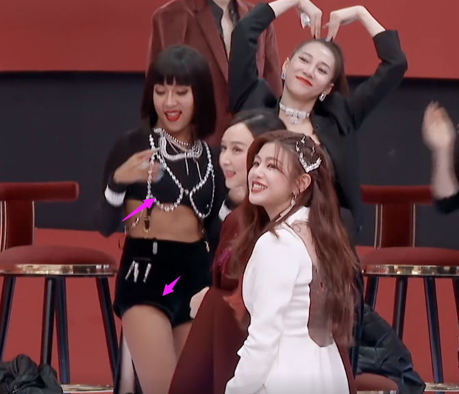 吉克隽逸|太过分！吉克隽逸穿超短裤脚踩凳子上，起身时短裤纠起来没眼看！