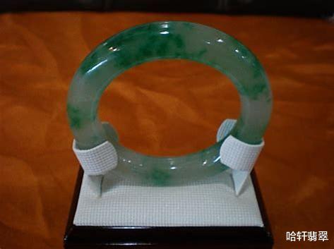 翡翠|本是垫脚石的段家玉，成了宋庆龄的挚爱手镯，如今价值过亿！