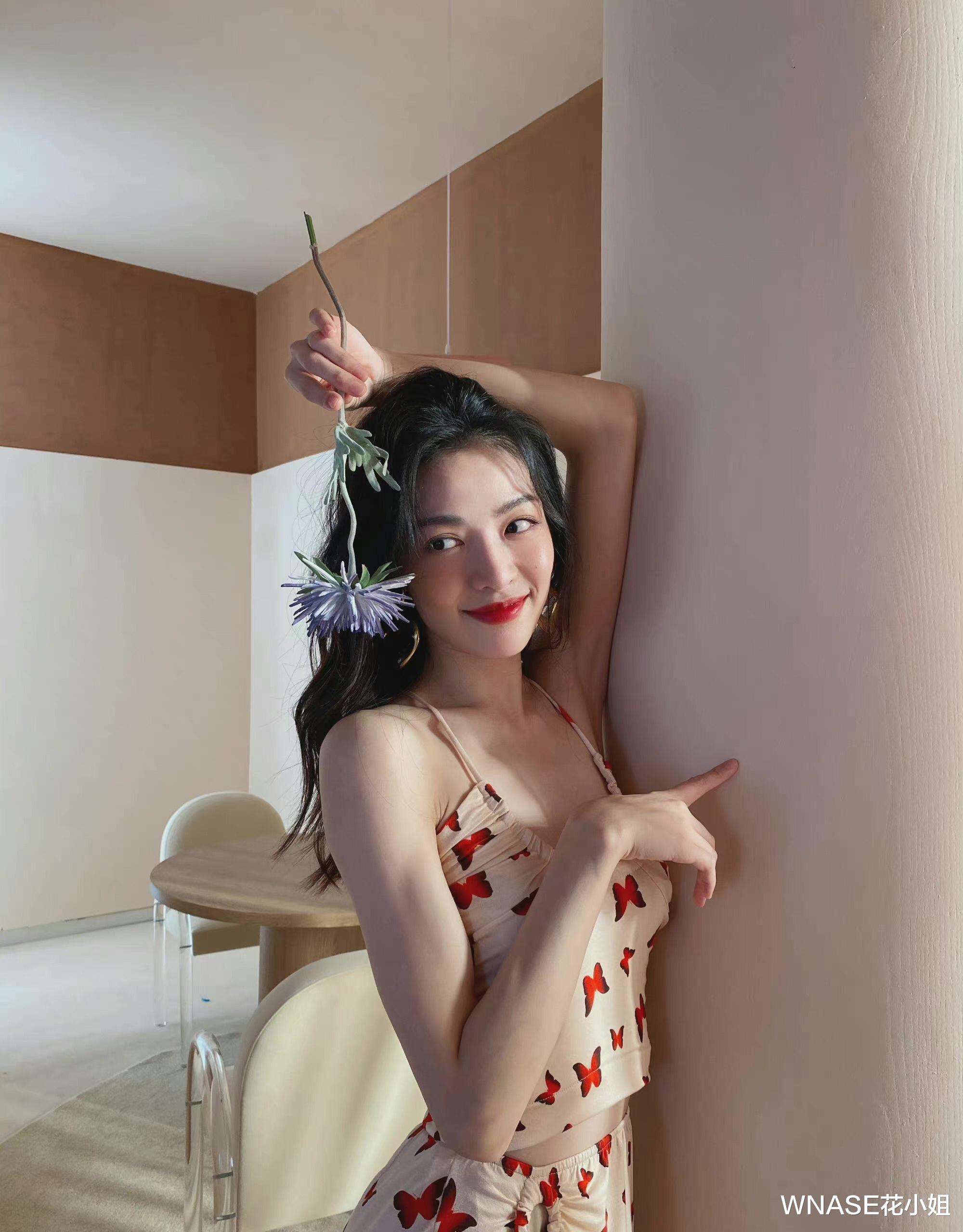 WNASE花小姐 钟楚曦的时髦运动风真抢眼！简单运动装凹得又A又好看，超会穿