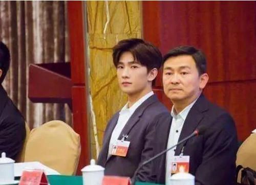 杨洋|人民大会堂不许化妆，杨洋让人不敢相信，看到周星驰好想哭