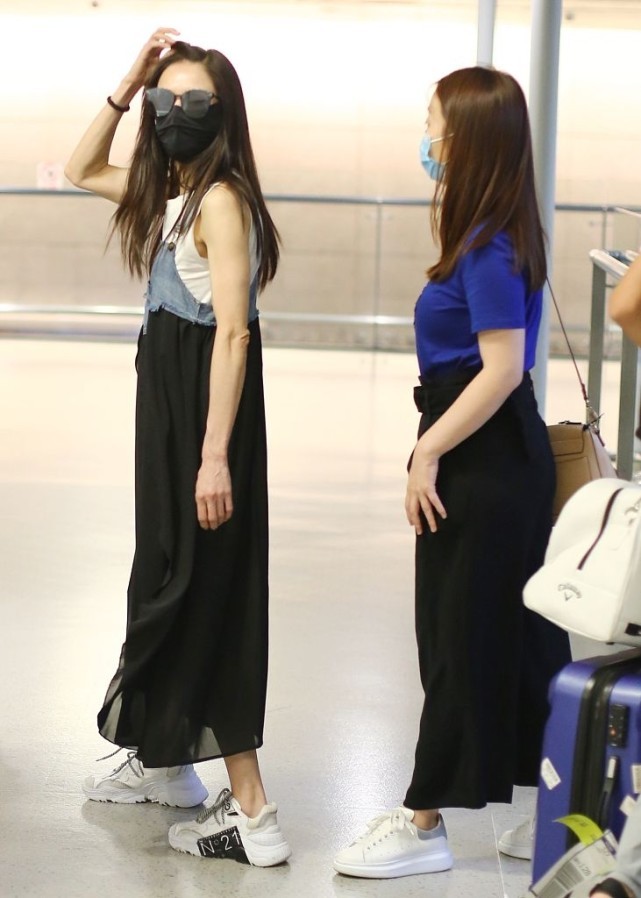 潮流前沿|李若彤才是真“仙女”，穿拼接背带裙配无袖背心，清新飘逸太灵动
