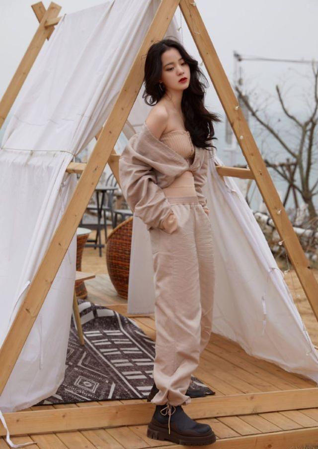 欧阳娜娜|欧阳娜娜有多自信？在外故意穿成露肩，网友：这坐姿谁能扛得住啊