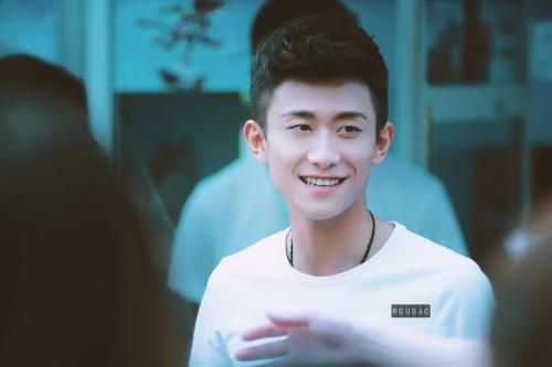 冯绍峰|张一山吻戏细节暴露，入戏太深申舌头，女方默默接受