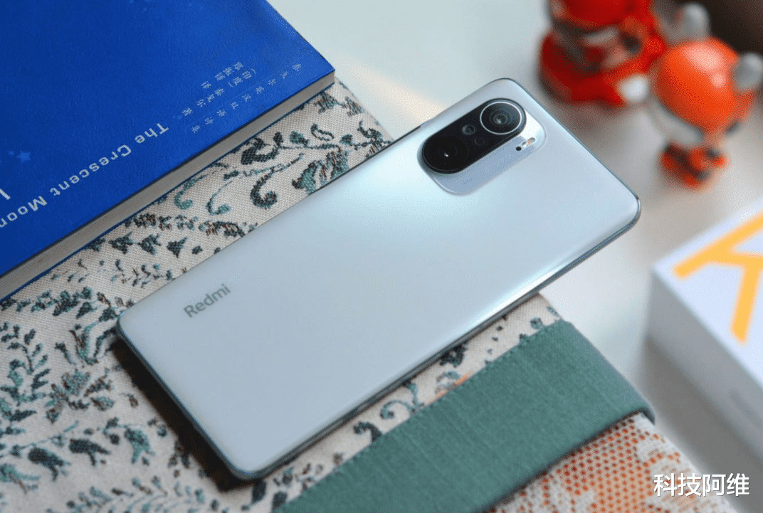 哪吒汽车|12GB运存+256GB+E4屏幕，重回2499元，热销旗舰顶配版售价亲民