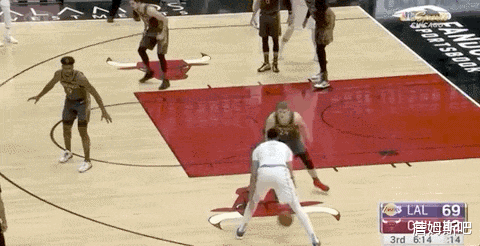 交易|尷尬！詹姆斯扣籃被籃筐蓋掉，雙腳踩在技術臺，裁判沒給技術犯規