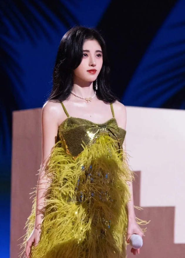 鞠婧祎|全身涂粉的鞠婧祎就像一个“行走的灯泡”,女星为何热衷全身涂粉